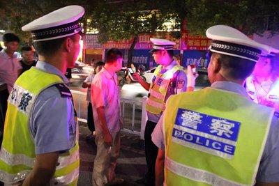 山西长治发生一件离谱事，三名辅警查到一个酒驾的男子，男子不停求情，想私下解决。辅