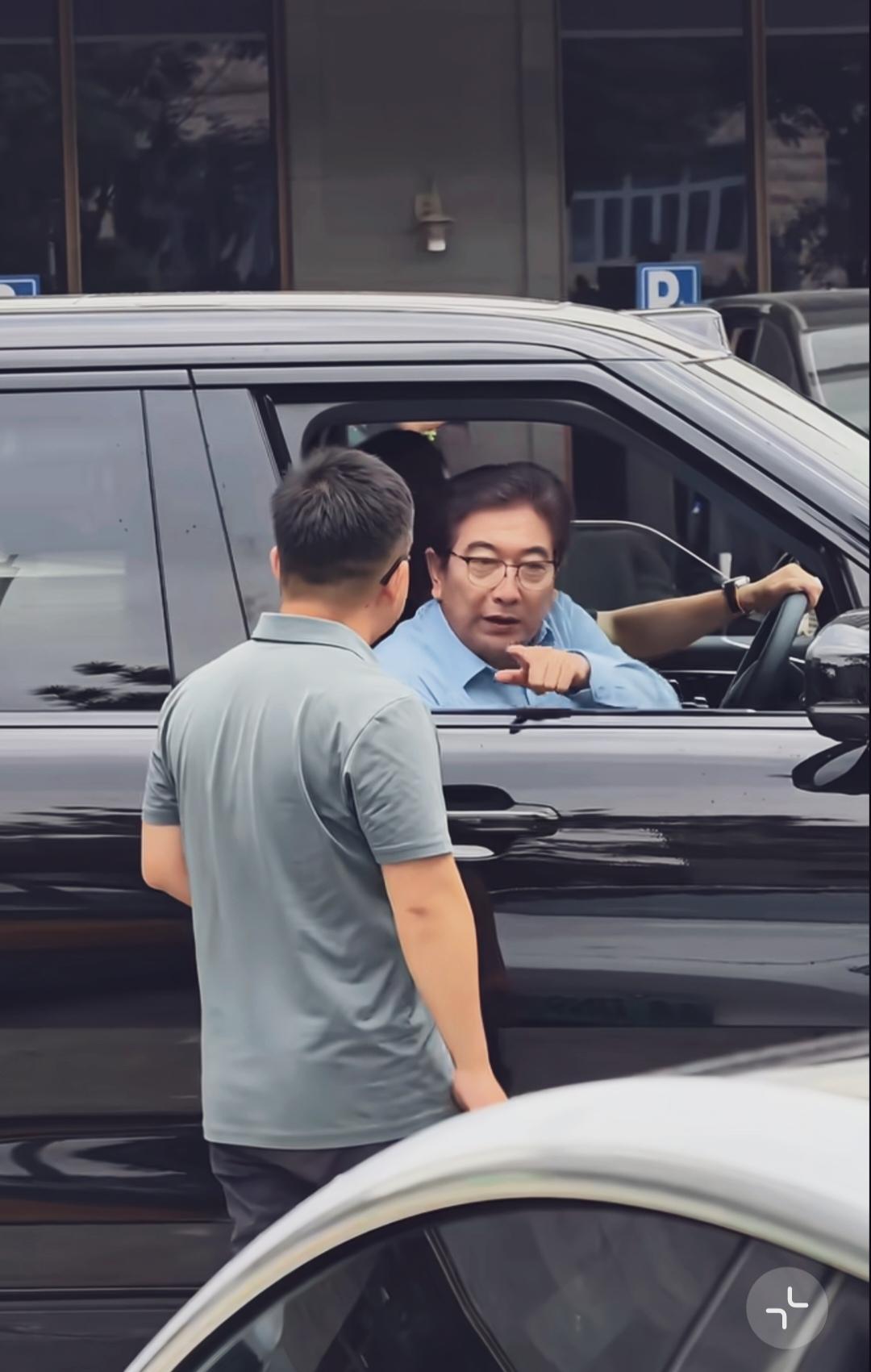 这款车太霸气了！水均益充电站排队充电，不少车主认出他，主动让出充电车位，他笑着摆