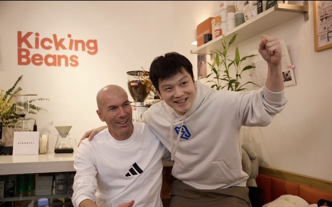 齐祖还用拿拍，快上脚给东子来个马赛回旋