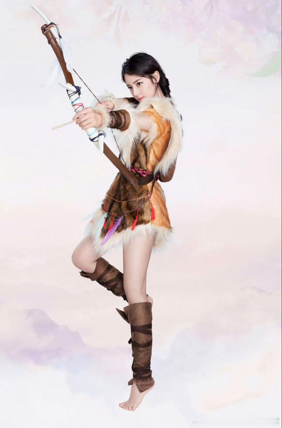 迪丽热巴早期游戏代言的这组照片 和熊出没里的纳雅好像啊！好美萌的两个女孩…… 