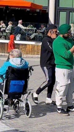 一群三哥正在拍照
小伙子假装电话捣乱
三哥可不惯着你哈哈