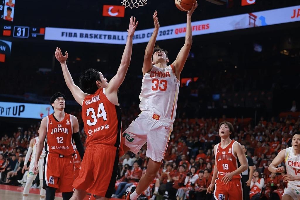 26日晚，中国男篮87:80逆转战胜日本男篮，为世预赛小组出线争到主动权。