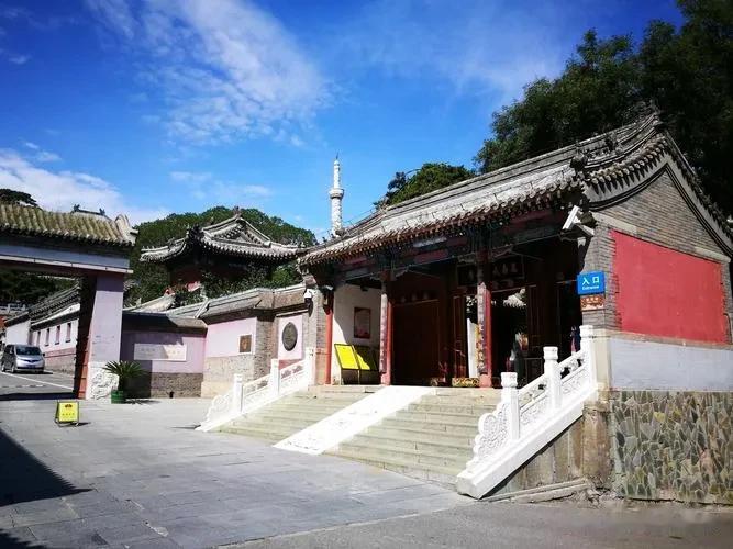 话说「戒台寺」，又称「戒坛寺」。位于北京市门头沟区境内的马鞍山上，与著名的「潭柘