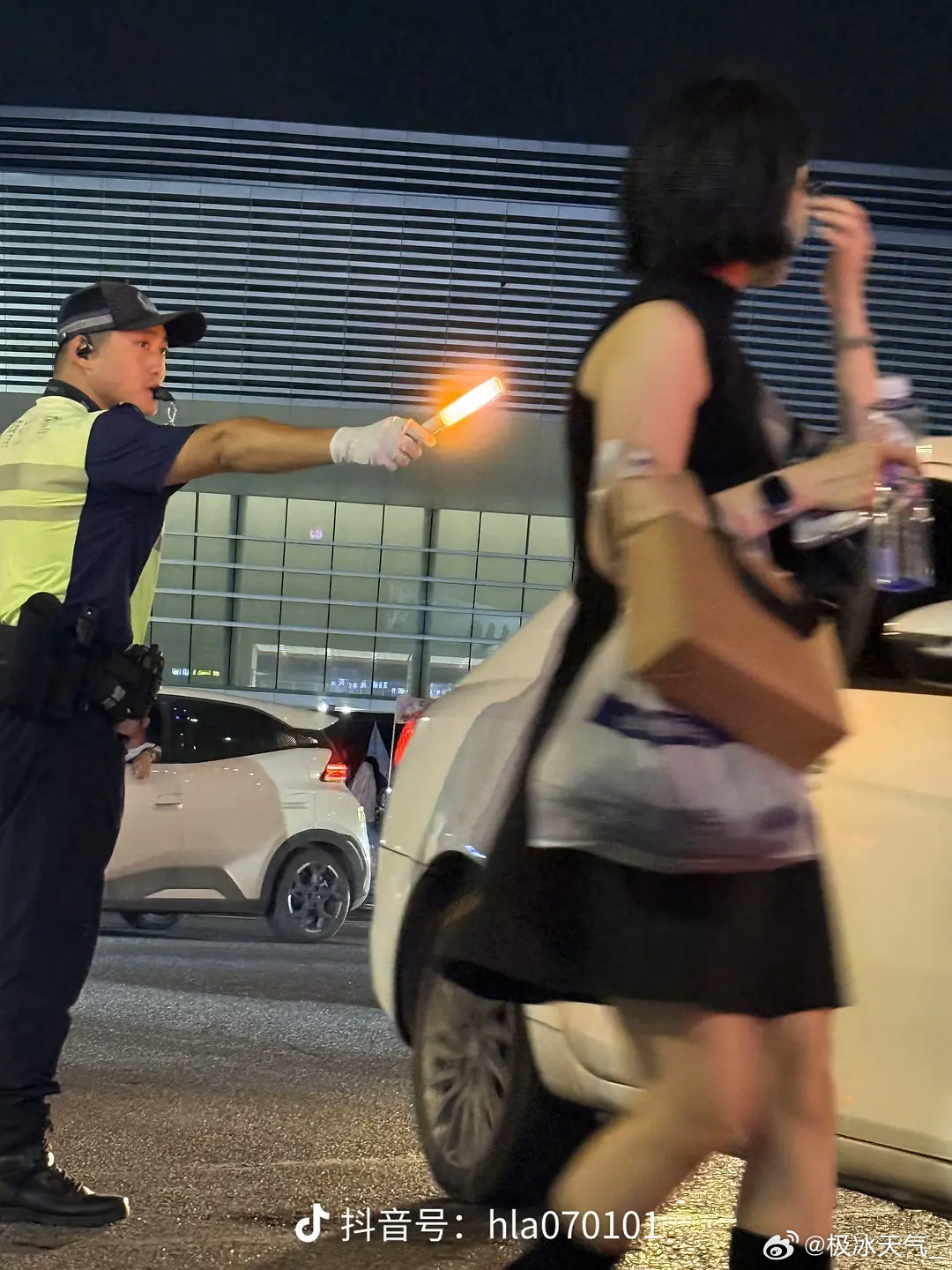 我笑喷了，你们看叔叔拿的啥指挥交通 