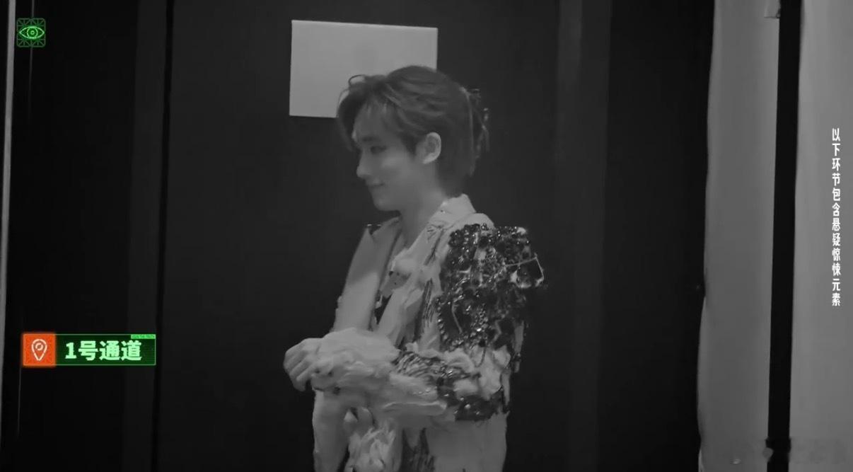 丁程鑫吓的一直喊妈妈 丁程鑫在《开始推理吧4》里被NPC吓得全程喊妈妈，刚还在给