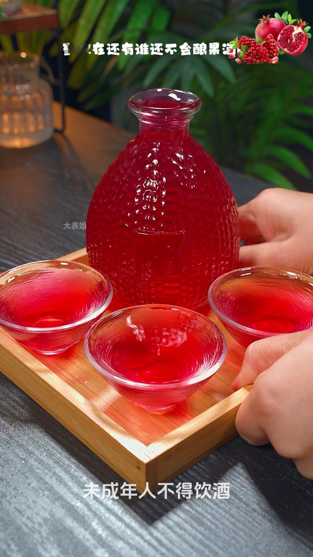 自制果酒，做法简单，有手就会！🍹步骤：
1️⃣把新鲜的水果捣碎，洗干净就行，加