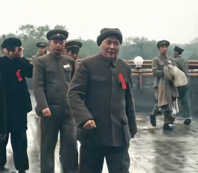 毛主席不喜欢穿新衣服，开国大典穿的那件中山装，穿几次就送人了！

1949年开国