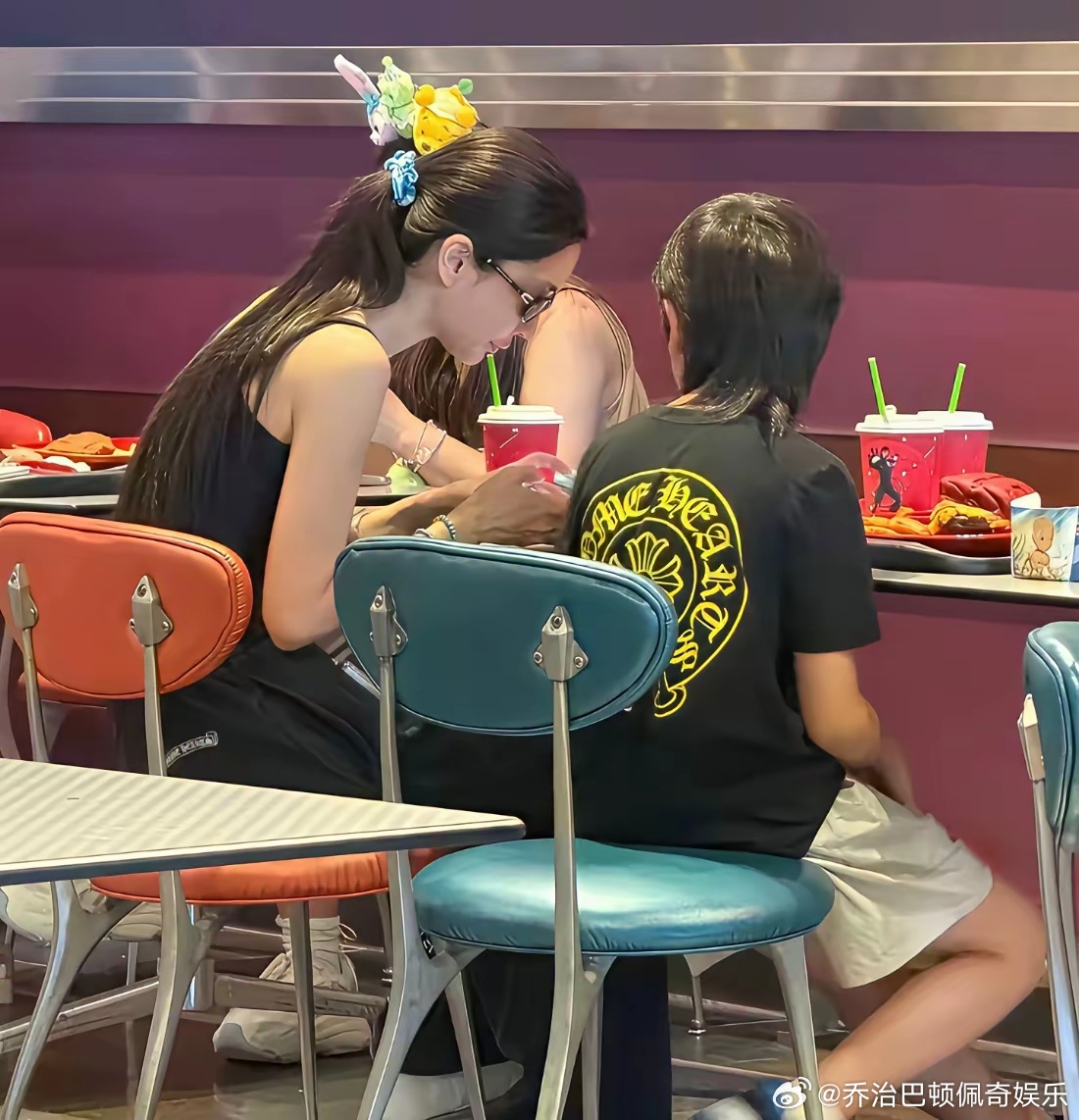 有人在香港迪士尼碰到了杨颖母子。一件普通吊带，扎个低马尾，状态轻轻松松，身材管理
