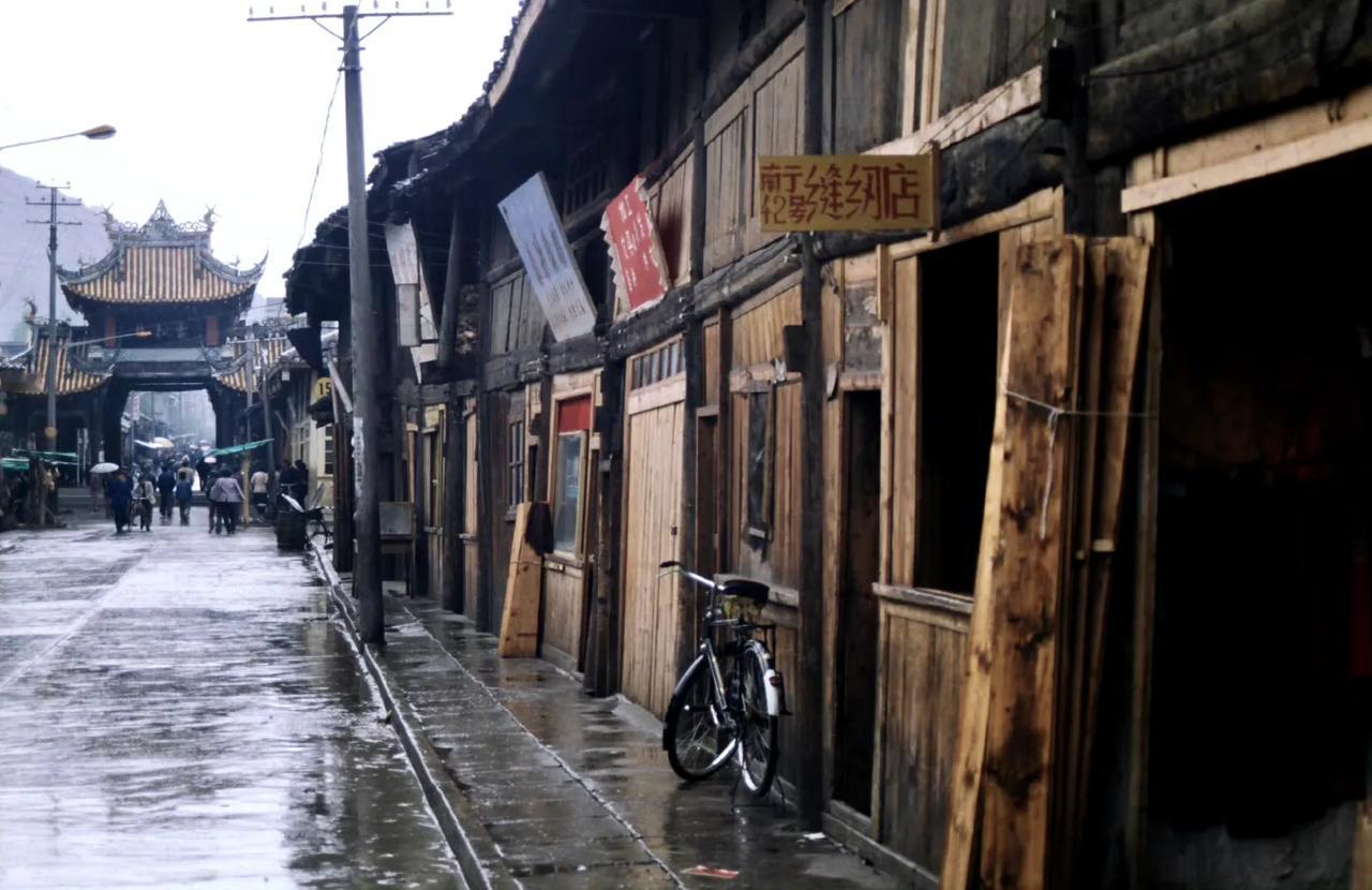 雨中的街道，松潘，1990年4～5月间摄。 ​​​