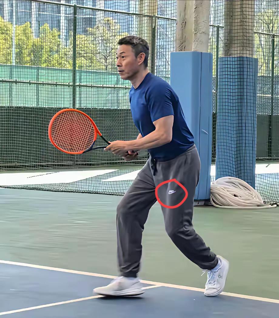 张丰毅运动，穿的裤子是什么牌子的？非常好看