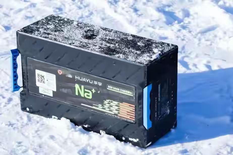 前两天零下十几度，我那辆电动车充一晚上电，第二天拧油门直接闪红灯。推车2公里到公