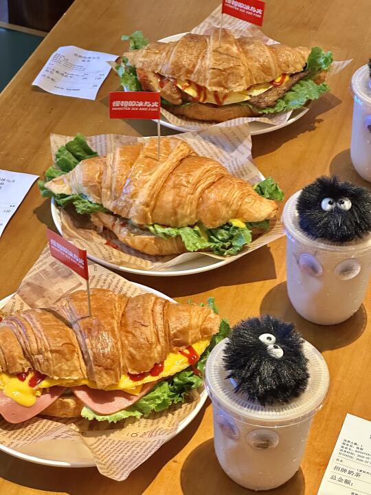 比巴掌还大的牛角包🥐 真给我吃爽了