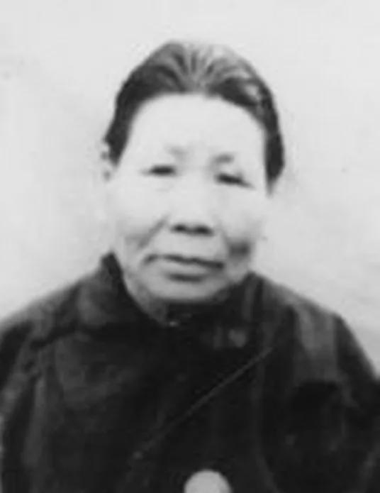 1985年，退休厅长来到沂蒙山区，见到哑老太时当场含泪跪地大哭：儿子来看您了
1