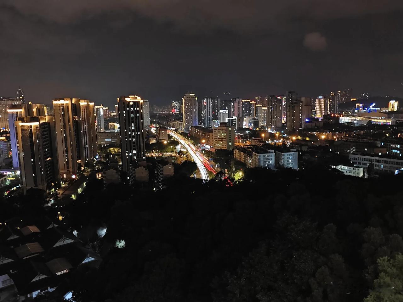#分享一张你觉得有意境的夜景照片#