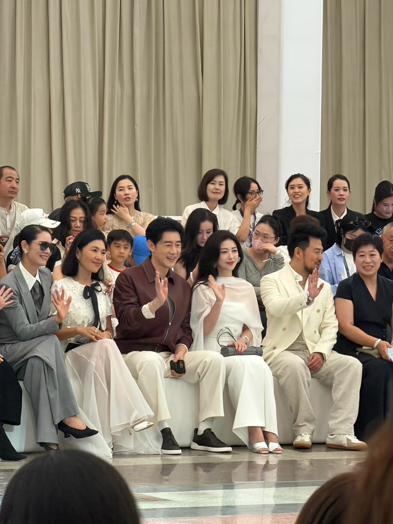 42岁朱珠状态岁月从不败舒展美人！42岁朱珠的氛围感真的太绝，不刻意扮嫩，自带从