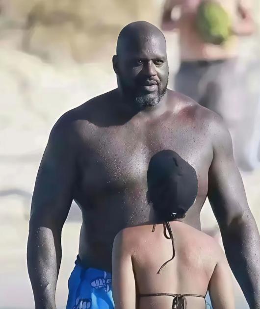 奥尼尔的首任妻子香妮，是位一米六的记者。采访时她和奥尼尔起了冲突，遭到对方推搡。