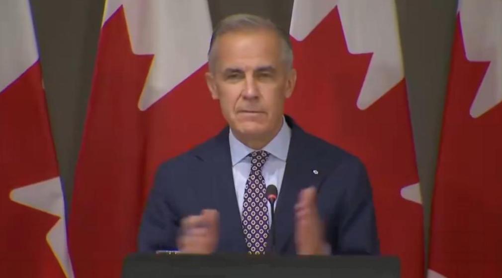 加拿大总理卡尼在自由党党团会议演讲时，上演了一场公开嘲讽特朗普的名场面。他在介绍