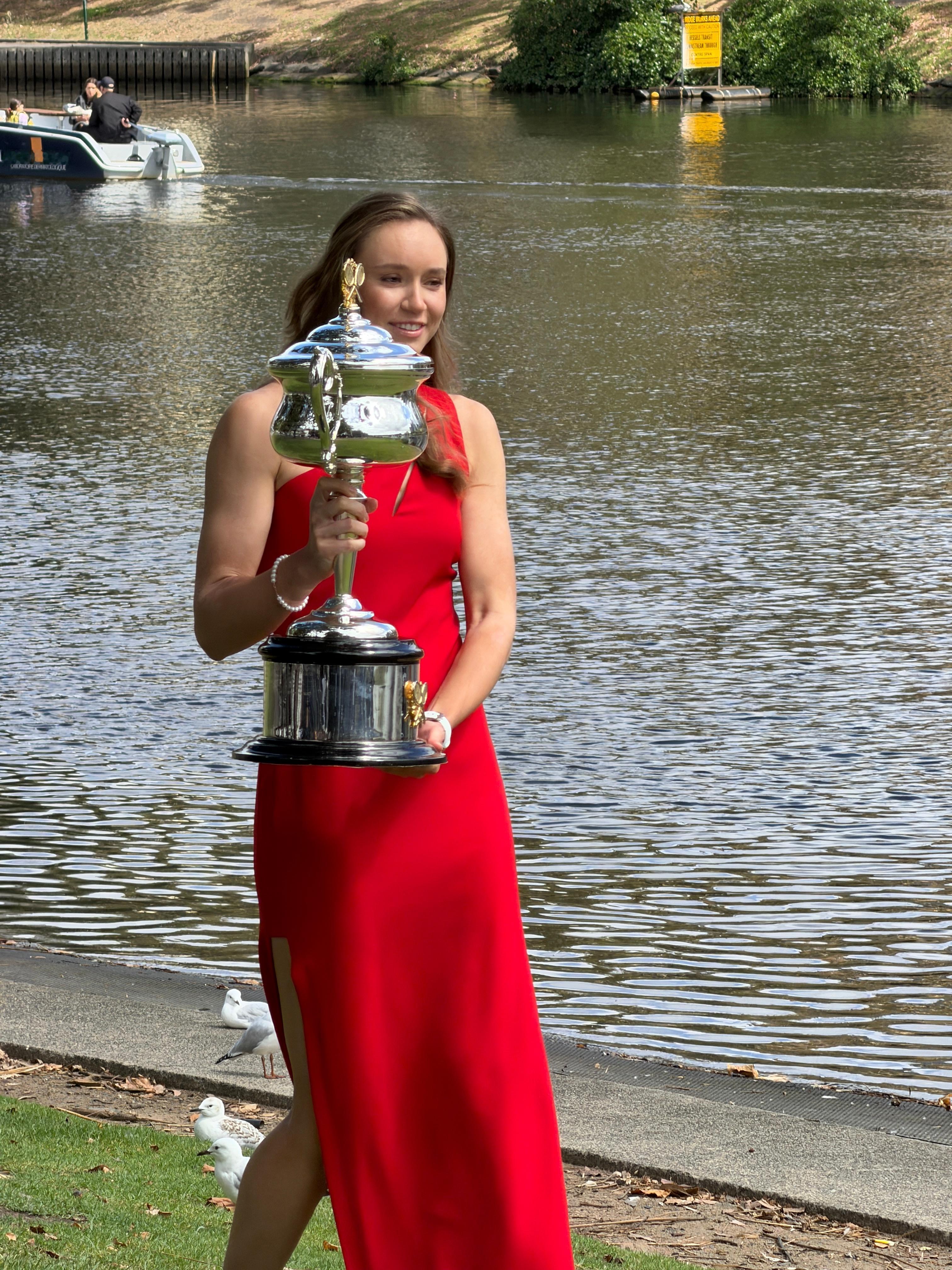 莱巴金娜澳网冠军写真现场生图🏆📸娜娜一袭红裙手捧达芙妮奖杯好美啊！💃期待大