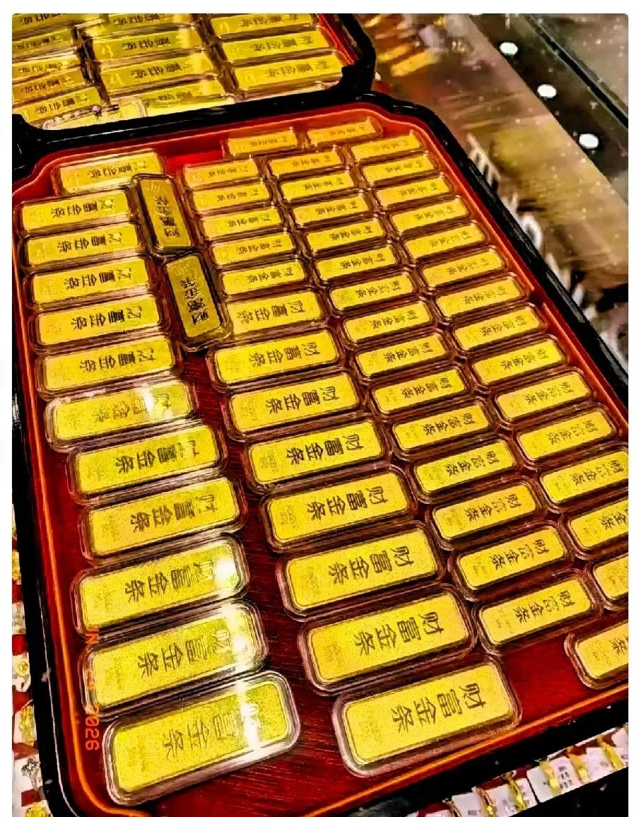 看了今天的金价，我感觉自己血压飙升了，6月24日，金价从902直接跌到了

87