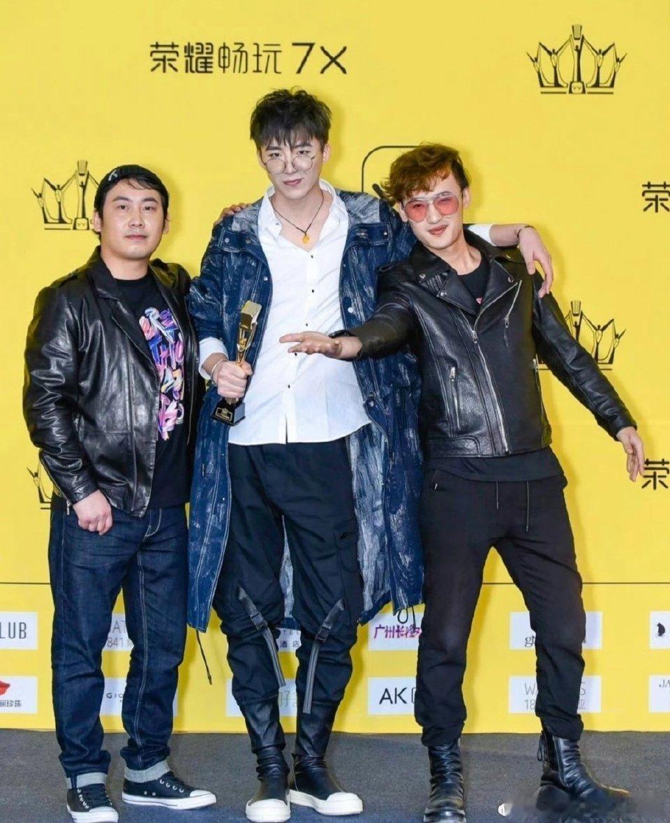 摩登兄弟键盘手大飞见与不见，思念不减目光所及是你，心之所向也是你✨ 