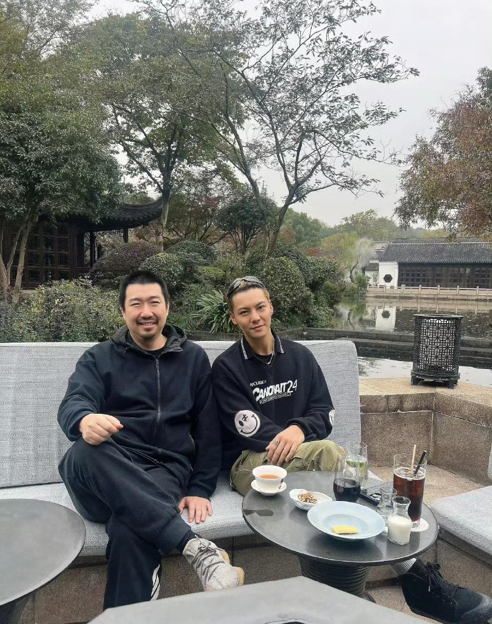 惬意的下午茶合影时刻，右边把墨镜戴在脑袋上面的是陈伟霆，左边这位留着八字胡的大方