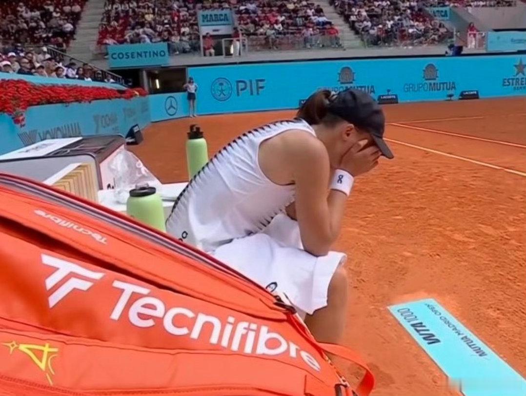 斯瓦泰克决胜盘0-3(0-30)落后时因身体不适选择退赛，李安因此晋级马德里赛1