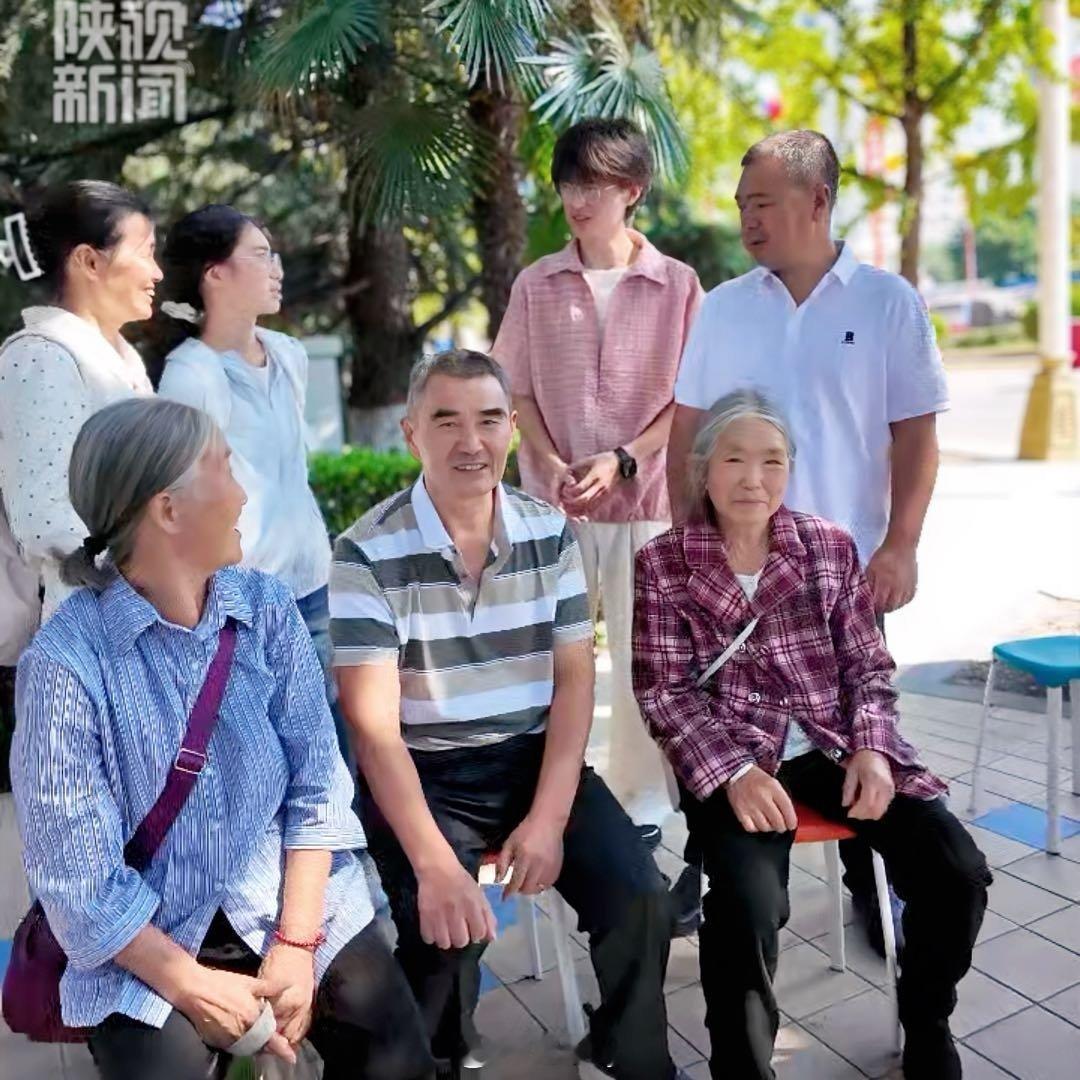 大一女生报到1家7口千里随行一家人的喜庆  ​​​