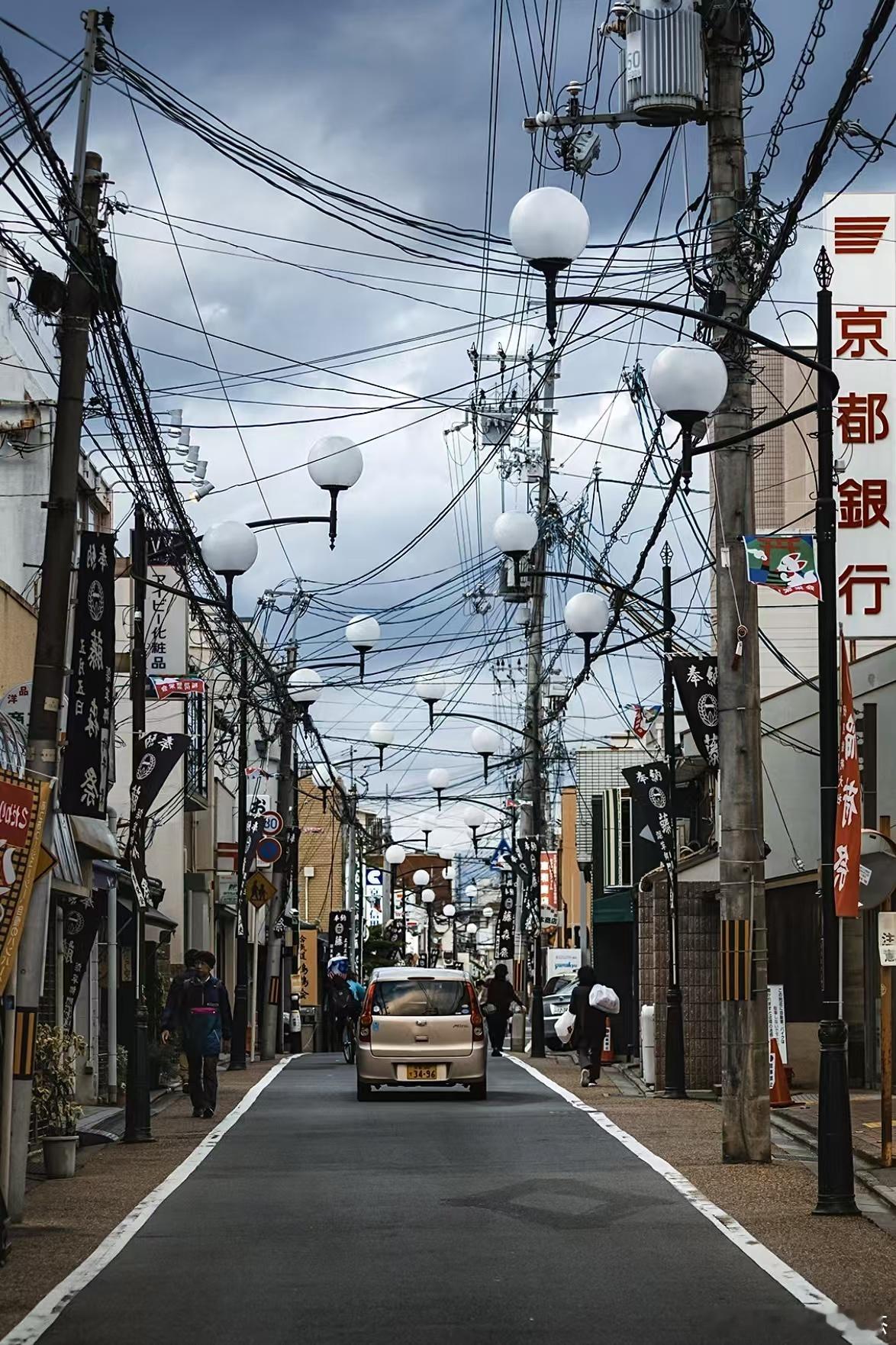 朋友们来到这繁华的日本街头，都被眼前的景色所震撼。 