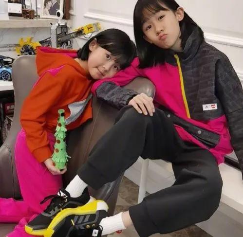 陆毅的14岁大女儿贝儿今日晒出了正脸照片。小姑娘的容貌简直是和爸爸一模一样，好像