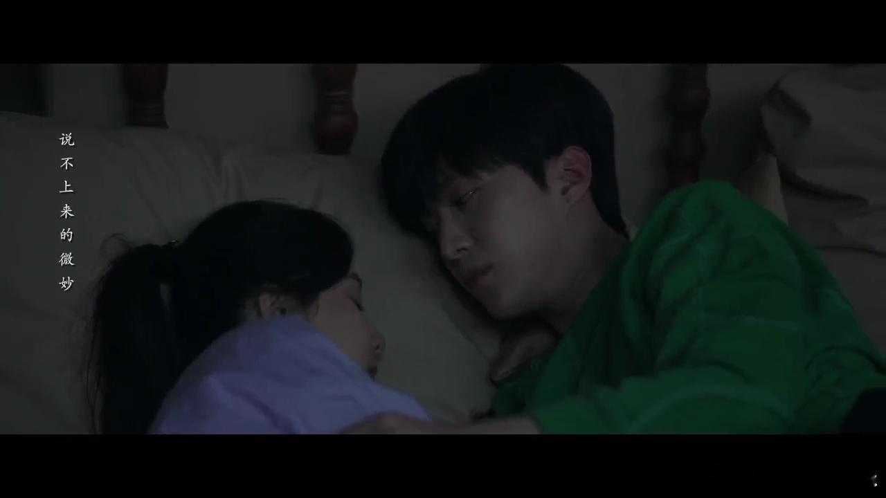 #黄瀛子蒋翼额头吻# 黄瀛子在彻底遭受到精神刺激失忆晕倒过后，蒋翼眼神中满是藤席