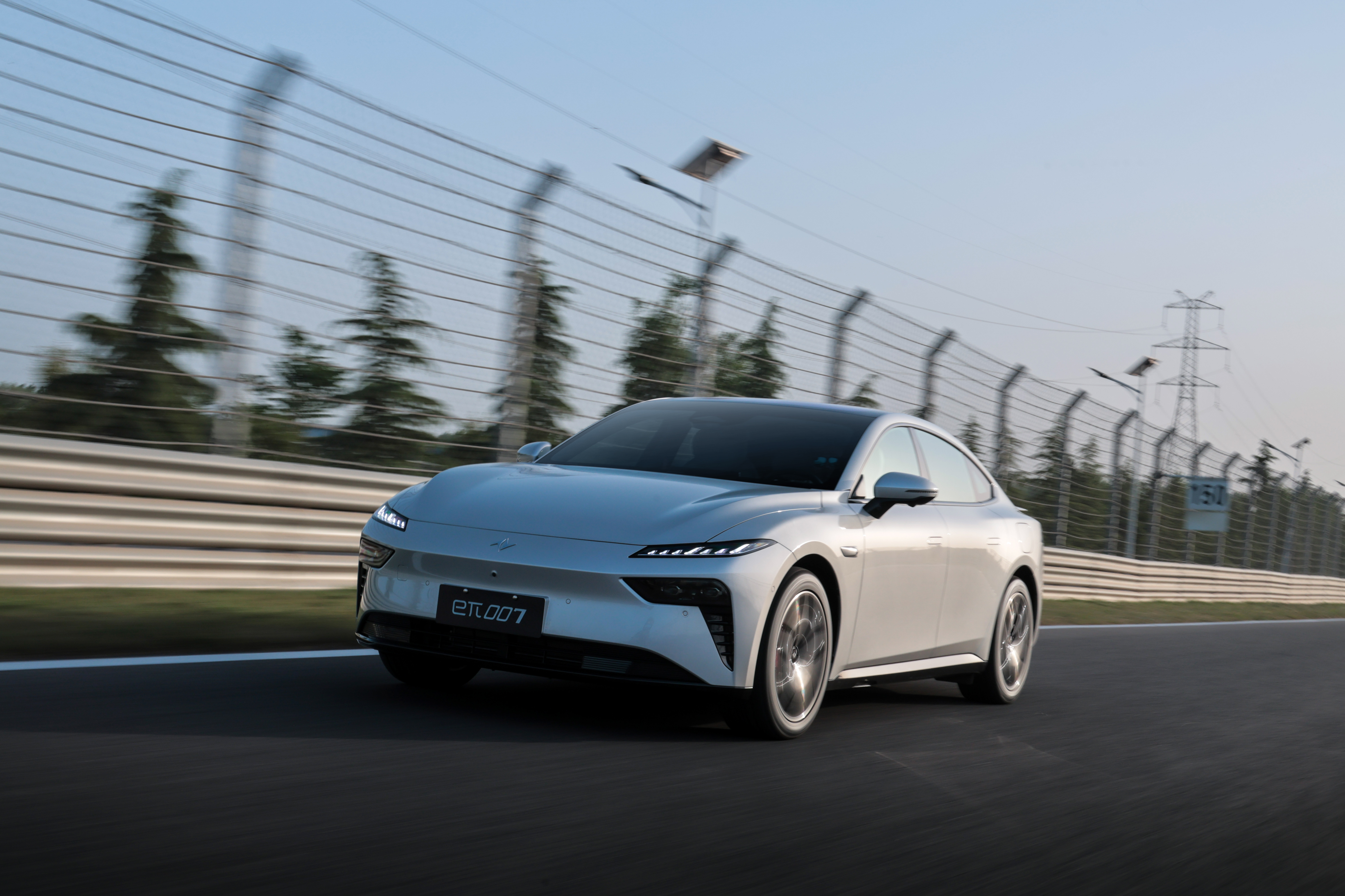 2025款eπ007以硬核实力重新定义20万级纯电轿跑。其搭载马赫电驱系统，双电