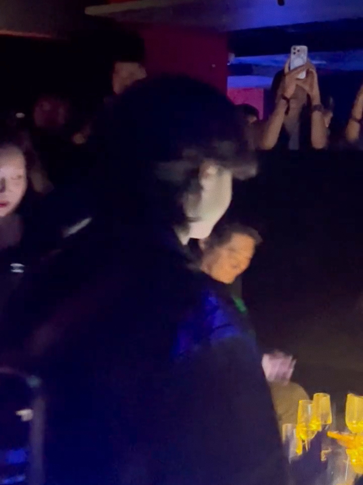 又离得老远就开始脸蛋肉攻击 谁受得了你王一博[超话] ​​​