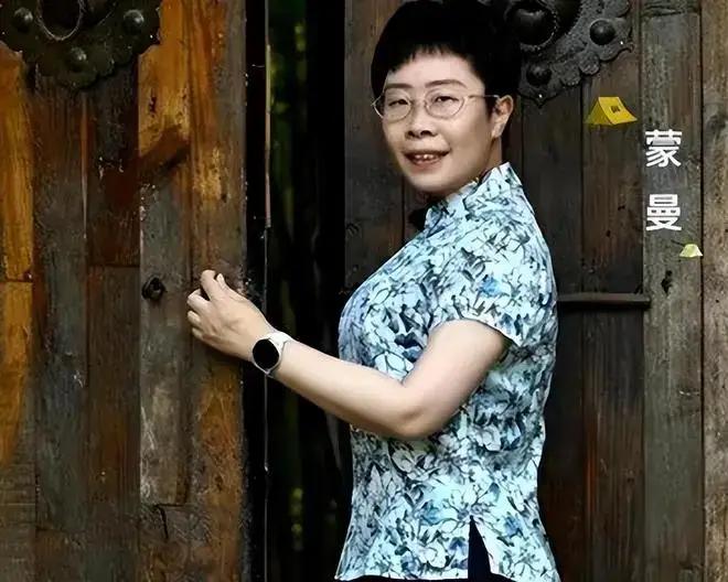 50岁蒙曼被老父亲临终催婚上热搜：一句“你得有个家”，戳穿了全网红尘里最体面的谎