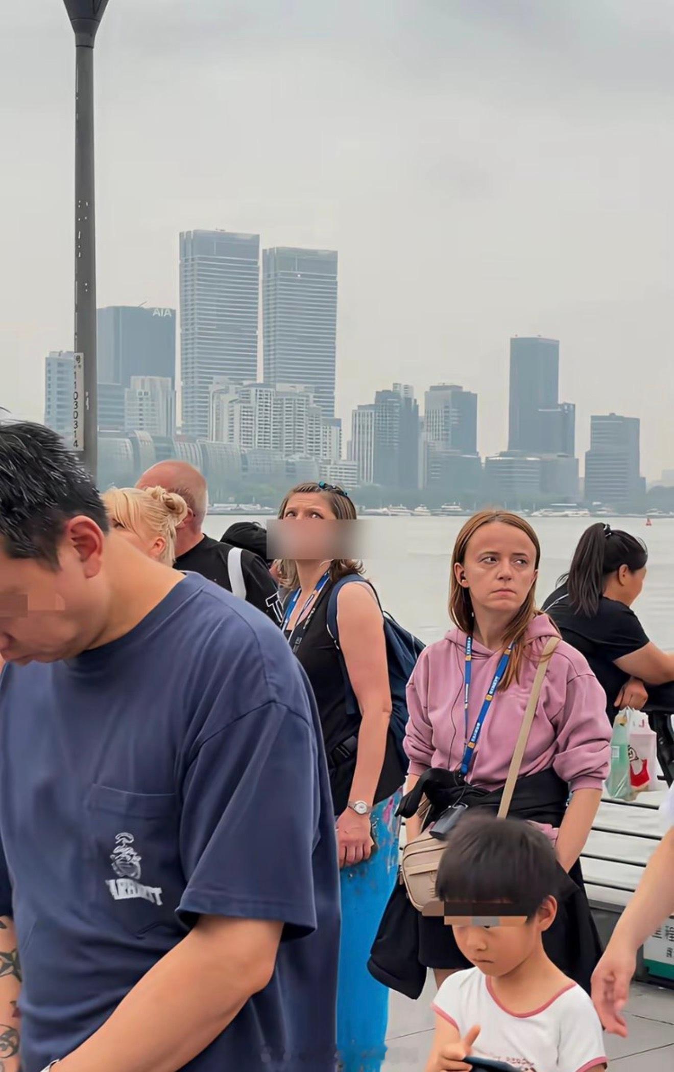 来上海外滩旅游的外国游客，脸上的表情耐人寻味！ 