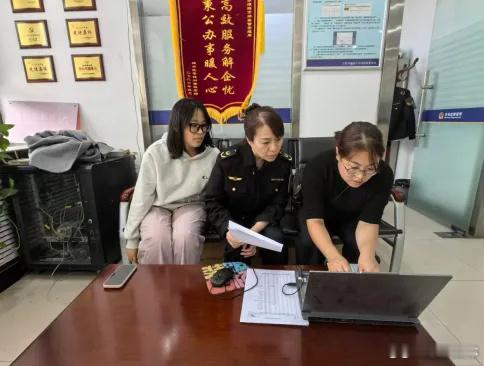 兰州城关市场监管优化营商助个体户【城关区市场监管所近日联合人大代表听诉求送政策】