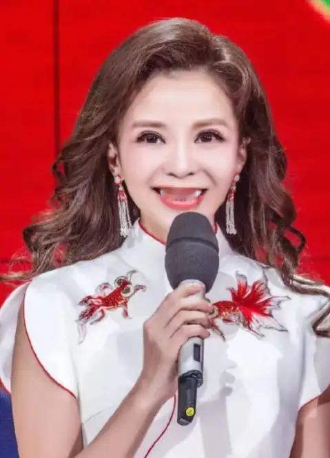 王志与朱迅：平实婚姻中的珍贵相守 2004年，王志向朱迅求婚，朱迅有些意外，呆呆