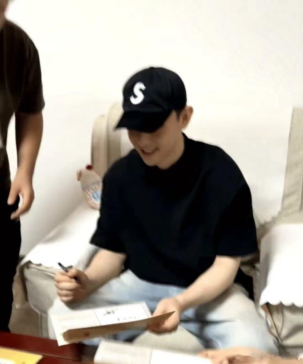 羡慕说累了，签名签了一堆[苦涩]怎样可以得到啊 ​​​