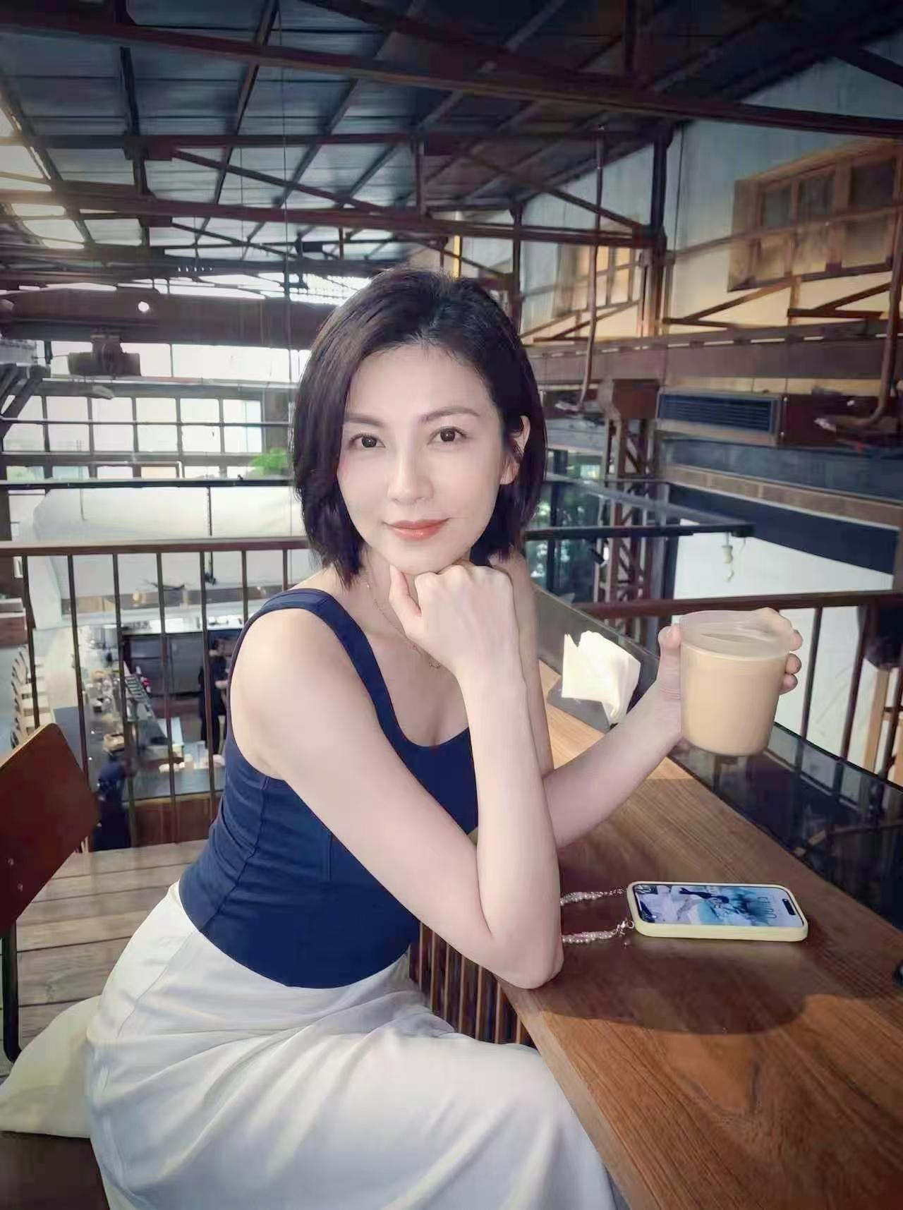 40岁，被小男生叫姐姐是什么体验🌚。该叫阿姨了！