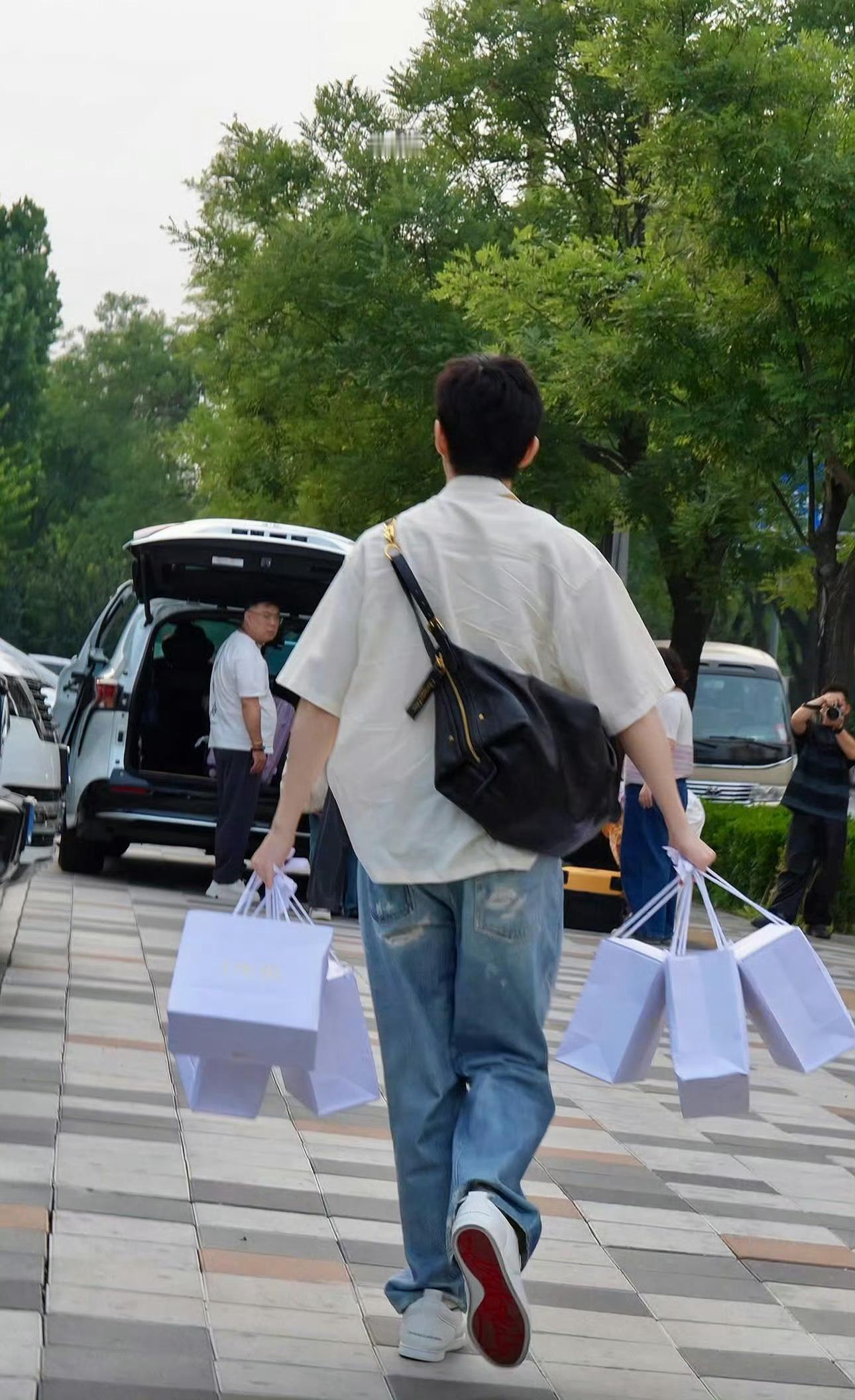 邓为拎了6袋迪奥送花少嘉宾🏒邓为花儿与少年8🌁邓为出手是真大方 邓为真的是个