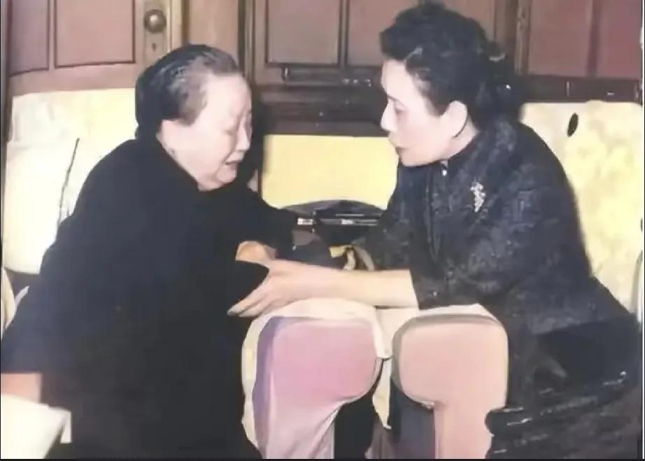 这张照片上面的人物是胡适夫人江冬秀与蒋介石夫人宋美龄。
1962年，胡适突发心脏