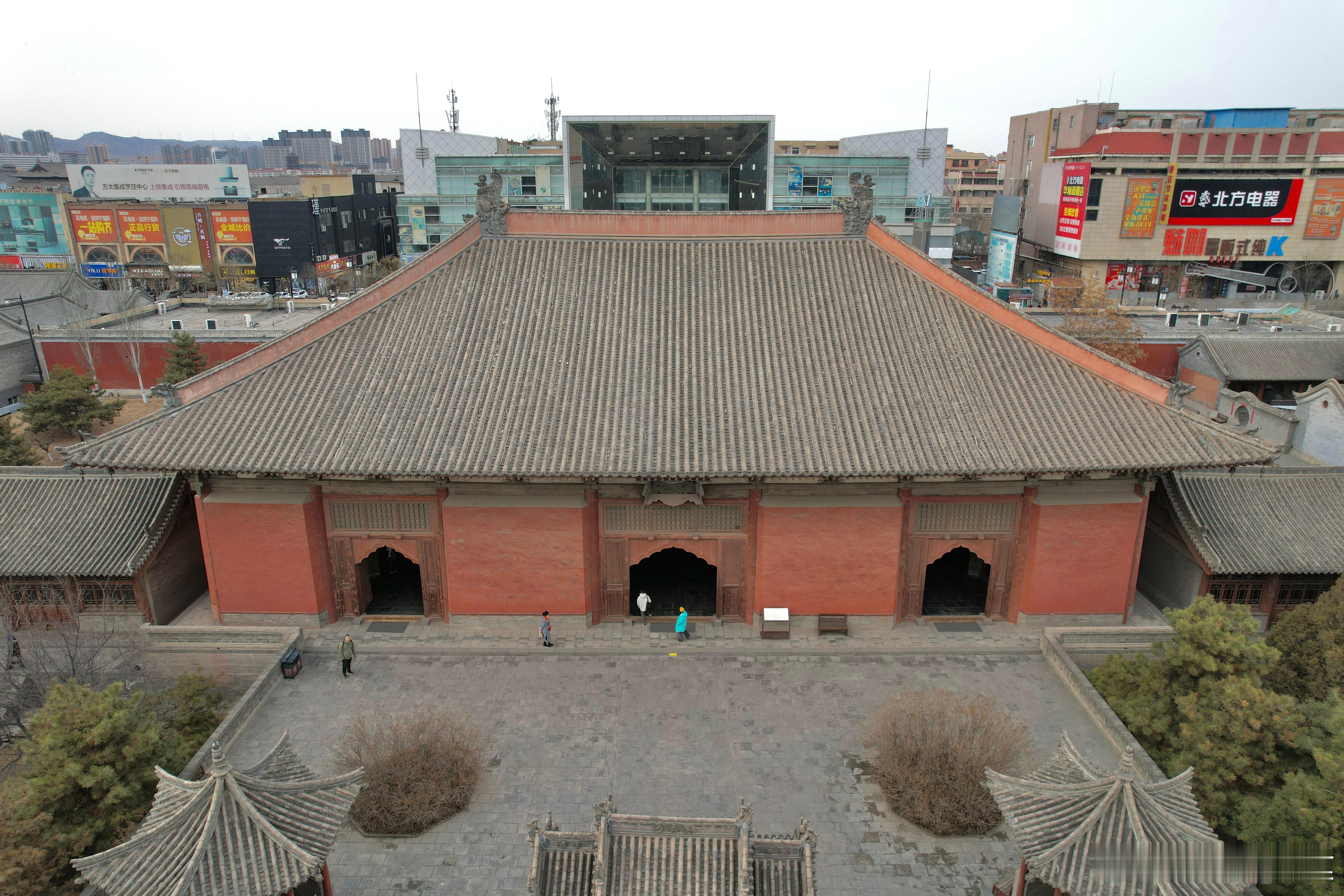 有人呢非不承认善化寺大雄宝殿是辽构，说是金代重建，拿出的依据呢就是山西出版社的不