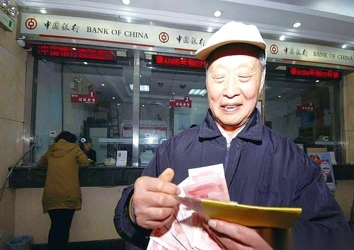 王大爷手里攥着七十万养老钱，硬是被儿子劝着，从银行取了出来。
儿子三天两头上门，