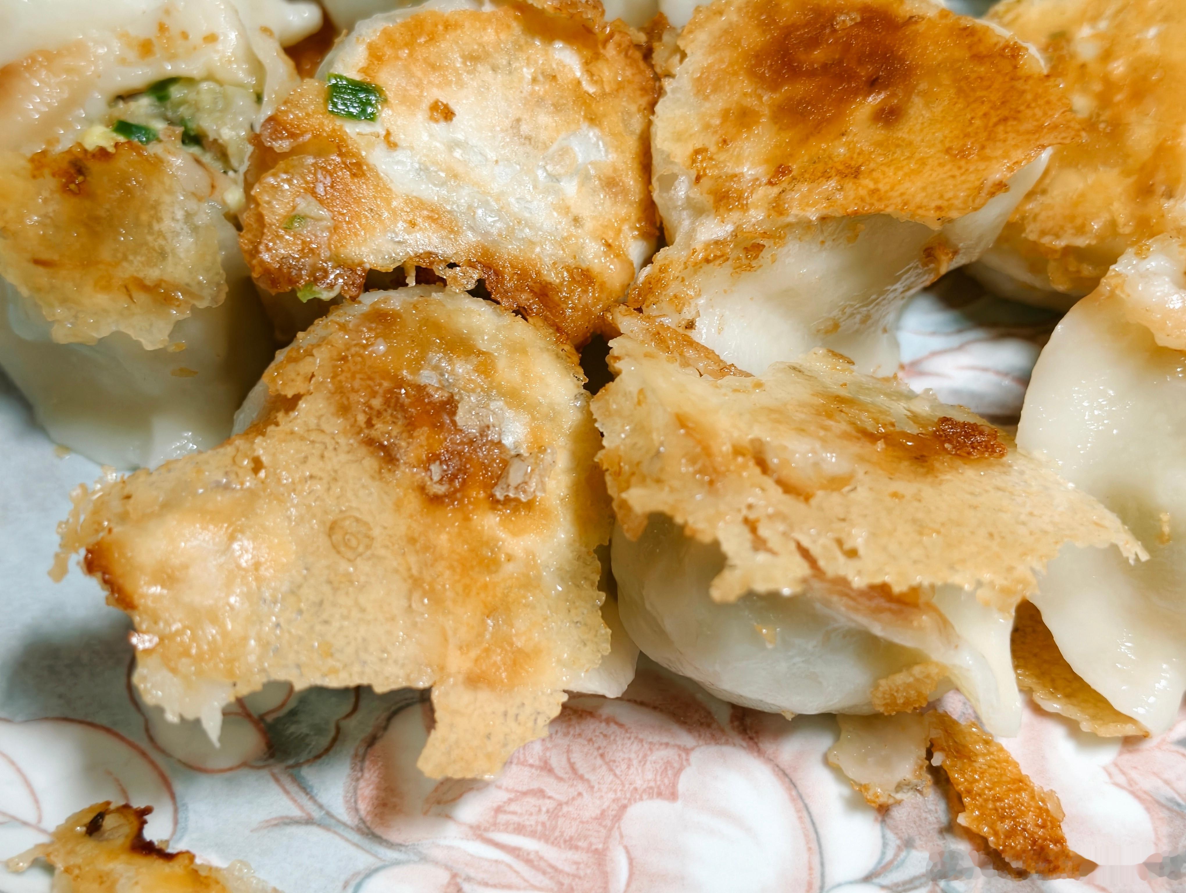 生煎饺子🥟快要结成冰皮的时候，很关键。 