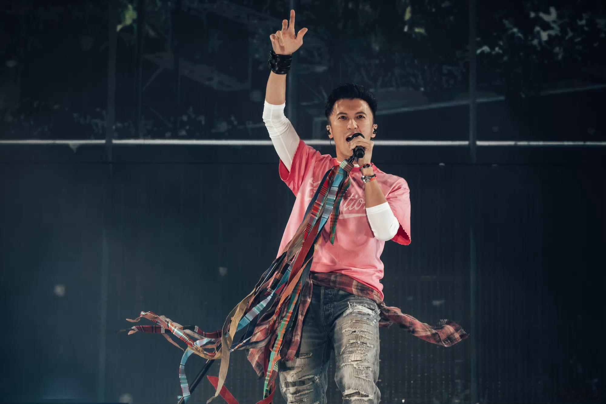 谢霆锋挺沙楞一人谢霆锋演唱会效率直接拉满🔥七点半准时开唱，整场节奏紧凑曲目接连
