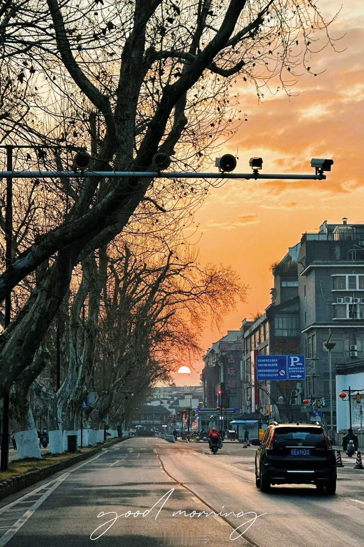 清晨的风很软，阳光刚好。今天适合遇见所有美好。 