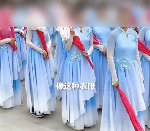 湖南常德，某学校被爆网购40件演出服，演出结束后集体退货退款，却由商家承担无法二