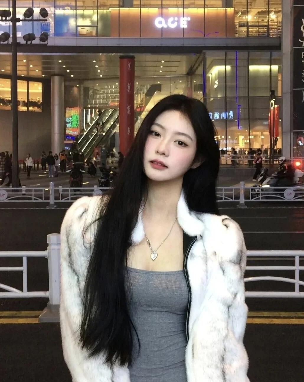 ✨ 裹着软糯的皮草外套，在都市夜色里接住松弛感。冷调的灰调内搭撞上暖乎乎的毛绒，