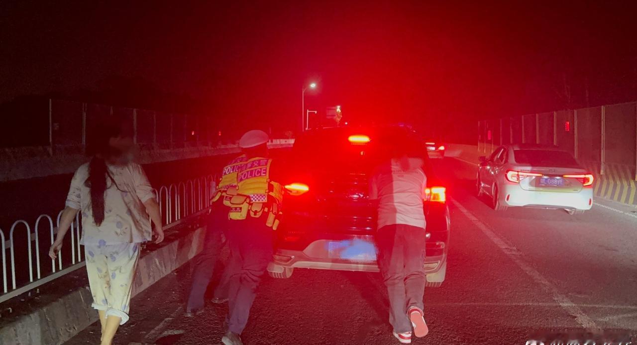 【返程高峰车辆抛锚  博罗交警合力推车保畅通】
2月23日晚，正值春节返程车流高