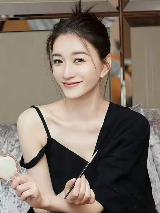 李小冉先天抽象圣体任何风格的造型李小冉都能轻松驾驭，归功于她独一无二的先天抽象圣