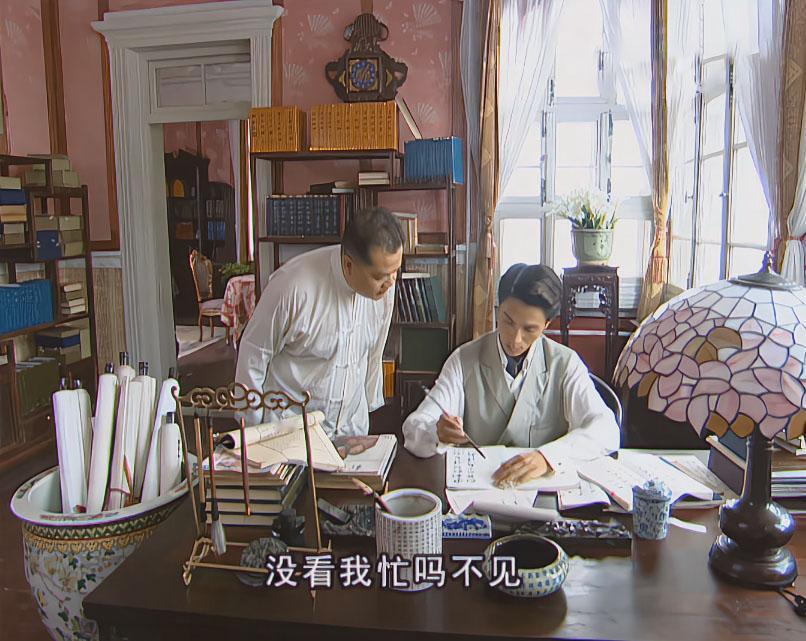 民国时期应该已经有钢笔了，为什么金燕西还用毛笔写字？

按理来说，他家那么富裕，